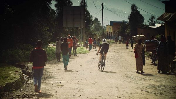 TUGENDE: BIKEPACKING IN RUANDA